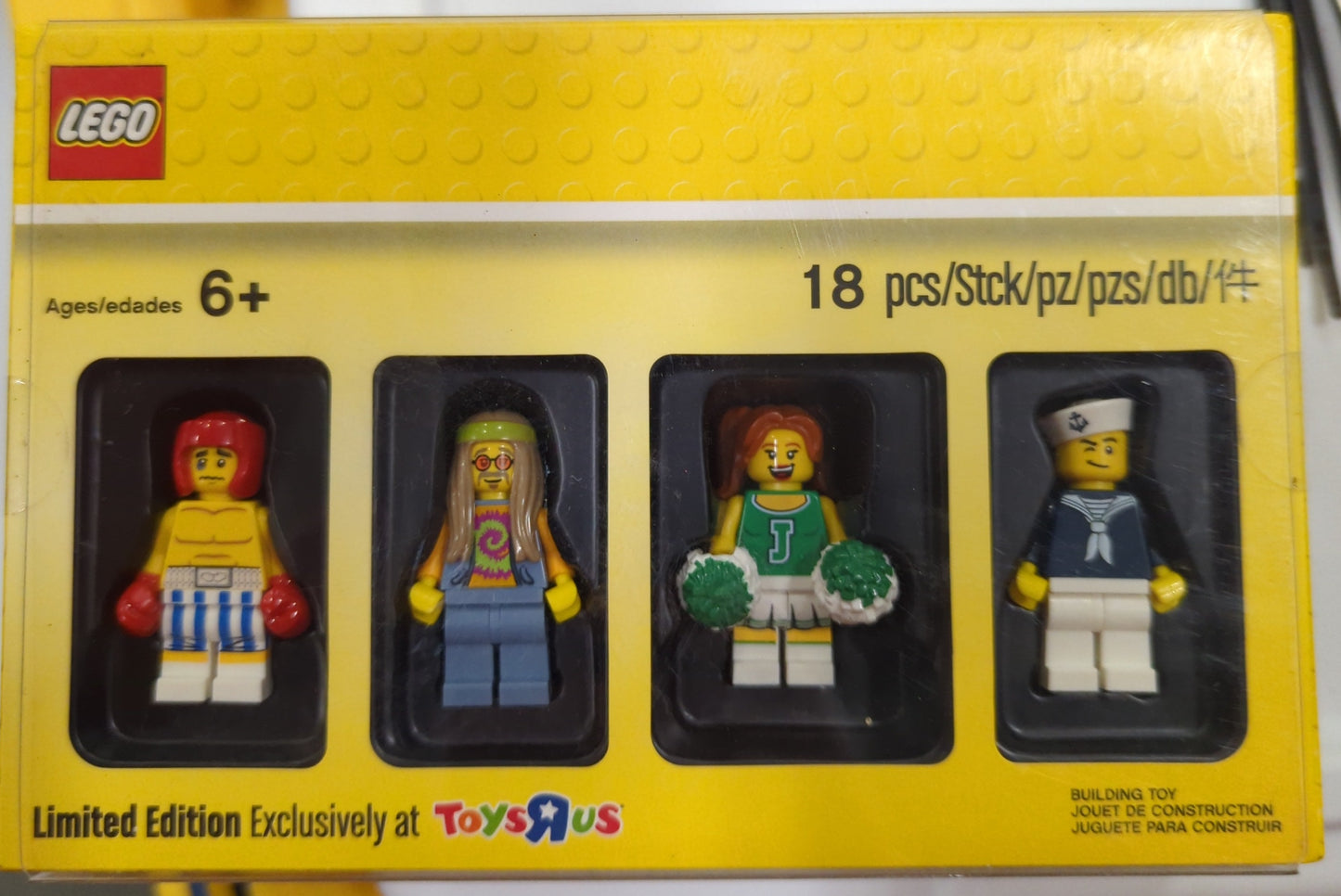 5004941 Toys R Us exclusive Minifig Set